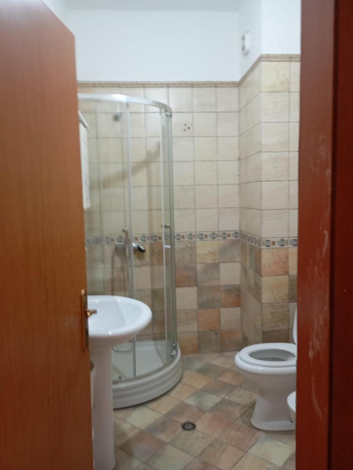 Royal Hostel Tirana Bagian luar foto